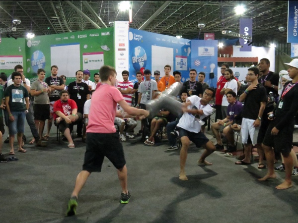 Luta de espadas entre homens - Campus Party 2013
